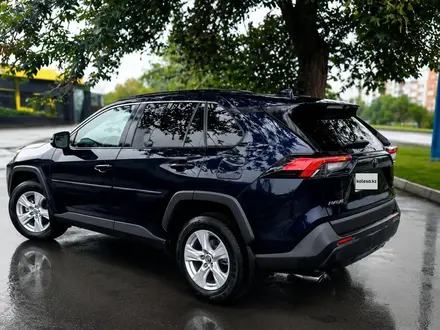 Toyota RAV4 2020 года за 9 400 000 тг. в Актобе – фото 2