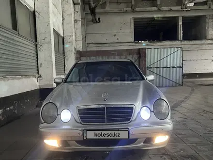 Mercedes-Benz E 320 2000 года за 3 400 000 тг. в Шымкент – фото 2