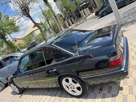 Mercedes-Benz E 220 1995 года за 2 500 000 тг. в Шымкент – фото 2