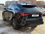 Lexus RX 500h 2022 года за 41 000 000 тг. в Актобе – фото 5