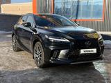 Lexus RX 500h 2022 года за 41 000 000 тг. в Актобе – фото 4