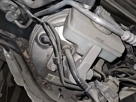 Вакуум с цилиндром на Audi A8 D4 за 811 тг. в Шымкент