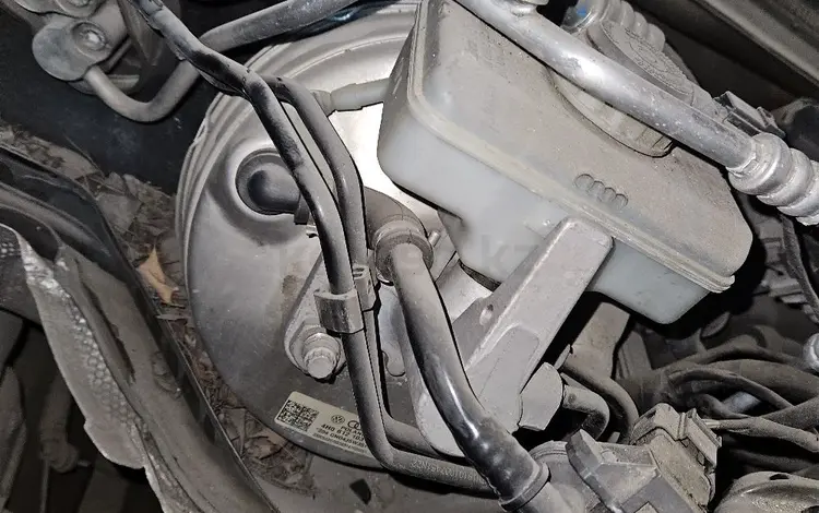Вакуум с цилиндром на Audi A8 D4 за 811 тг. в Шымкент