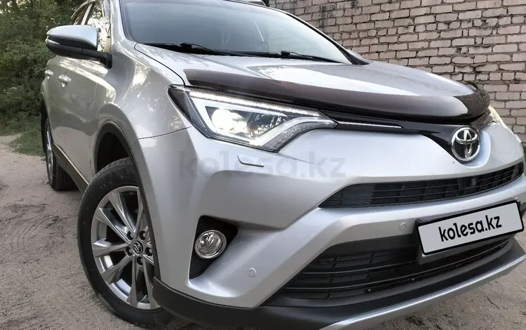 Toyota RAV4 2017 года за 15 200 000 тг. в Семей