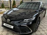 Toyota Camry 2021 года за 14 900 000 тг. в Уральск – фото 2