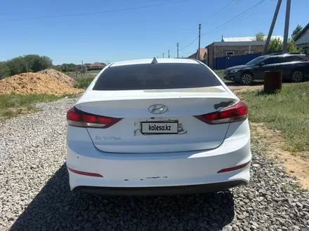 Hyundai Elantra 2018 года за 4 000 000 тг. в Актобе – фото 4