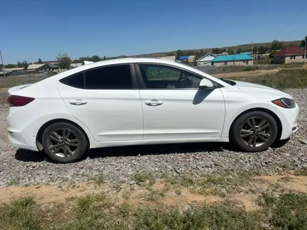 Hyundai Elantra 2018 года за 4 000 000 тг. в Актобе – фото 2