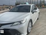 Toyota Camry 2020 года за 15 800 000 тг. в Атырау – фото 2