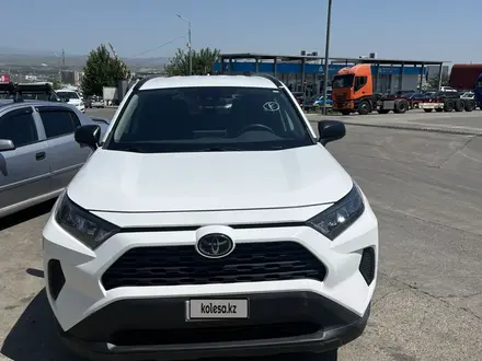 Toyota RAV4 2019 года за 12 000 000 тг. в Атырау