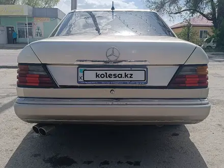 Mercedes-Benz E 220 1991 года за 1 700 000 тг. в Талдыкорган – фото 3