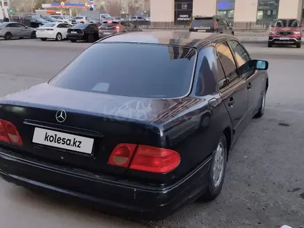 Mercedes-Benz E 200 1998 года за 2 300 000 тг. в Атырау – фото 2