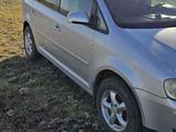Volkswagen Touran 2003 года за 3 650 000 тг. в Новоишимский – фото 3