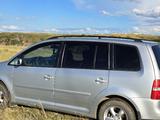 Volkswagen Touran 2003 года за 3 650 000 тг. в Новоишимский – фото 5