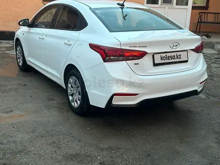 Hyundai Solaris 2018 года за 6 700 000 тг. в Атырау – фото 4