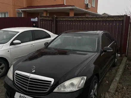 Mercedes-Benz S 550 2007 года за 7 200 000 тг. в Атырау – фото 2