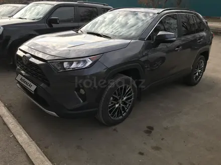 Toyota RAV4 2020 года за 15 500 000 тг. в Актобе – фото 4