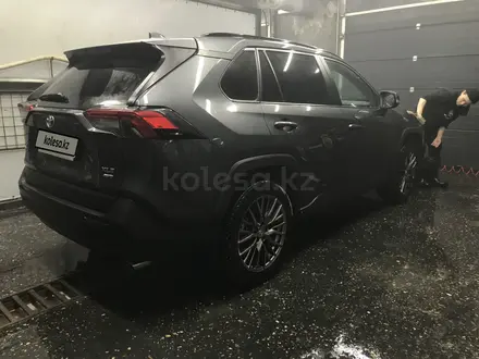 Toyota RAV4 2020 года за 15 500 000 тг. в Актобе – фото 2