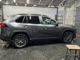Toyota RAV4 2020 года за 15 500 000 тг. в Актобе – фото 3