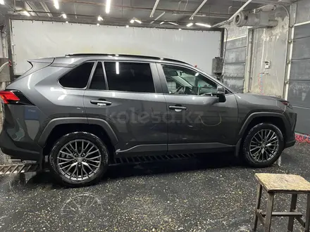 Toyota RAV4 2020 года за 15 500 000 тг. в Актобе – фото 3
