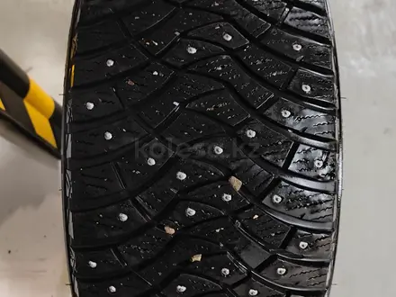 Dunlop winter ice 03 зимние шины с шипами 235 45 R18 за 160 000 тг. в Астана