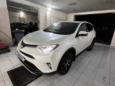 Toyota RAV4 2017 года за 11 500 000 тг. в Атырау – фото 3