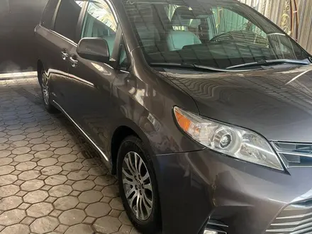 Toyota Sienna 2018 года за 16 500 000 тг. в Алматы