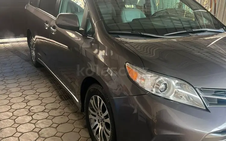 Toyota Sienna 2018 года за 16 500 000 тг. в Алматы