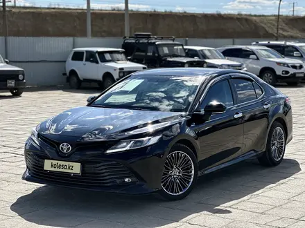 Toyota Camry 2019 года за 11 750 000 тг. в Атырау
