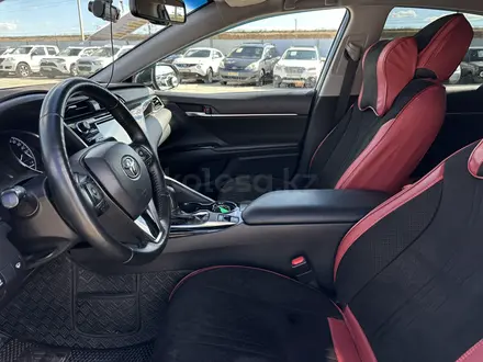 Toyota Camry 2019 года за 11 750 000 тг. в Атырау – фото 11