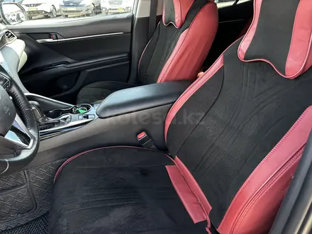 Toyota Camry 2019 года за 11 750 000 тг. в Атырау – фото 10