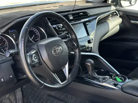 Toyota Camry 2019 года за 11 750 000 тг. в Атырау – фото 12