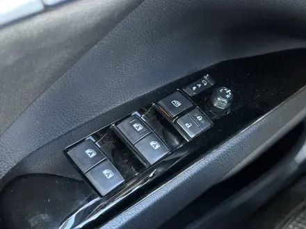 Toyota Camry 2019 года за 11 750 000 тг. в Атырау – фото 13