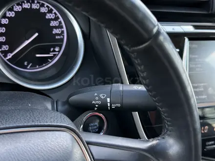 Toyota Camry 2019 года за 11 750 000 тг. в Атырау – фото 16