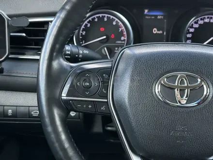 Toyota Camry 2019 года за 11 750 000 тг. в Атырау – фото 18