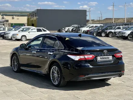 Toyota Camry 2019 года за 11 750 000 тг. в Атырау – фото 3
