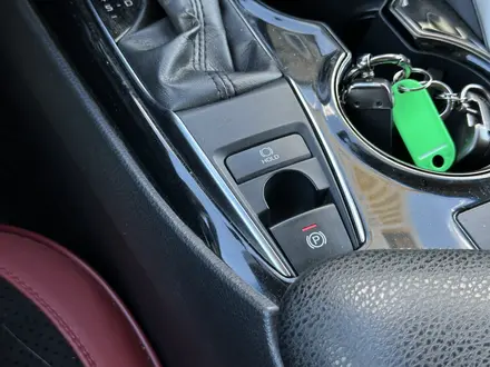 Toyota Camry 2019 года за 11 750 000 тг. в Атырау – фото 21