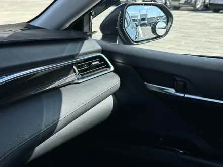 Toyota Camry 2019 года за 11 750 000 тг. в Атырау – фото 26