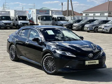 Toyota Camry 2019 года за 11 750 000 тг. в Атырау – фото 2
