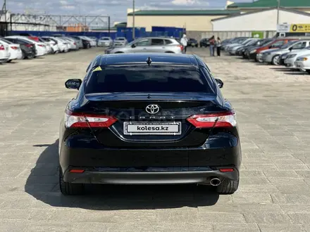 Toyota Camry 2019 года за 11 750 000 тг. в Атырау – фото 4