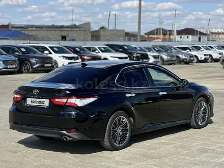 Toyota Camry 2019 года за 11 750 000 тг. в Атырау – фото 5