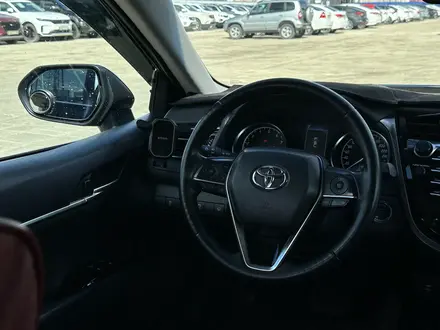 Toyota Camry 2019 года за 11 750 000 тг. в Атырау – фото 7
