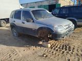 Chevrolet Niva 2011 года за 800 000 тг. в Атырау – фото 3