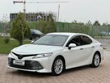 Toyota Camry 2021 года за 15 700 000 тг. в Шымкент – фото 2