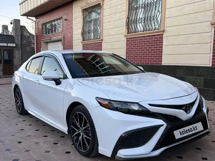 Toyota Camry 2022 года за 13 800 000 тг. в Шымкент – фото 2