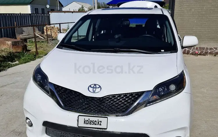 Toyota Sienna 2015 года за 11 400 000 тг. в Атырау