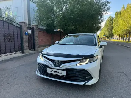 Toyota Camry 2019 года за 13 200 000 тг. в Астана – фото 2