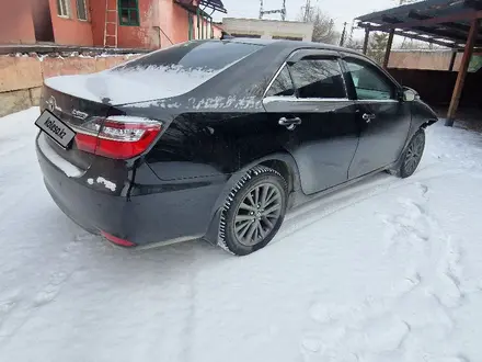 Toyota Camry 2017 года за 10 500 000 тг. в Семей – фото 2