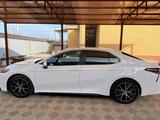 Toyota Camry 2021 года за 11 300 000 тг. в Атырау – фото 2