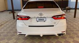 Toyota Camry 2021 года за 12 500 000 тг. в Атырау – фото 2