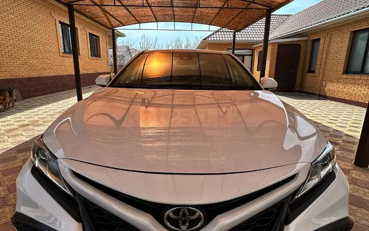 Toyota Camry 2021 года за 10 100 000 тг. в Атырау